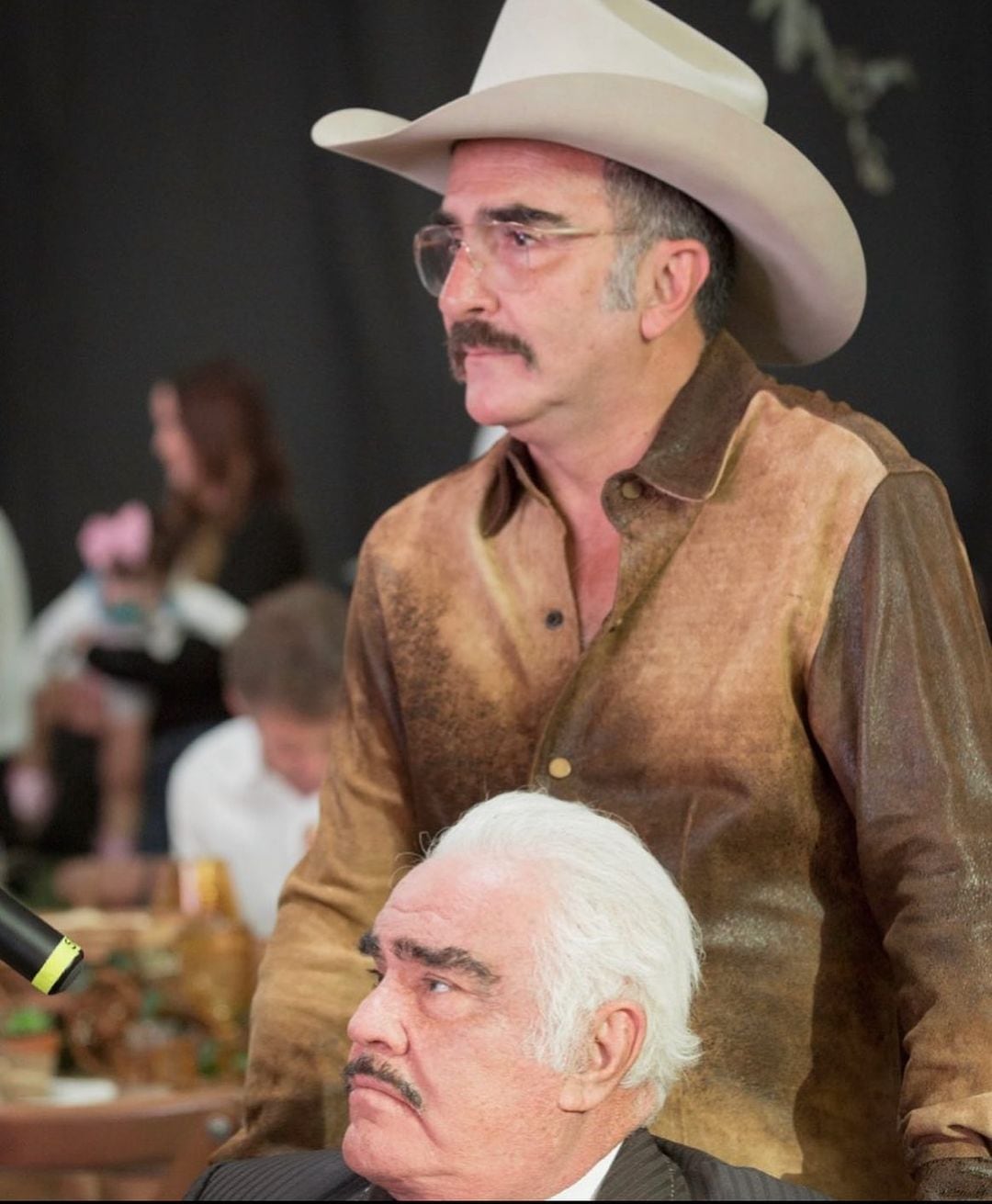 Vicente Fernández Jr. junto a su padre