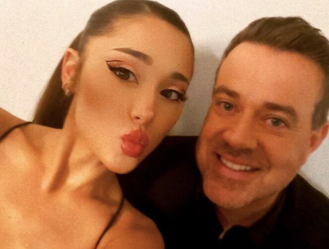 Carson Daly junto a Ariana Grande
