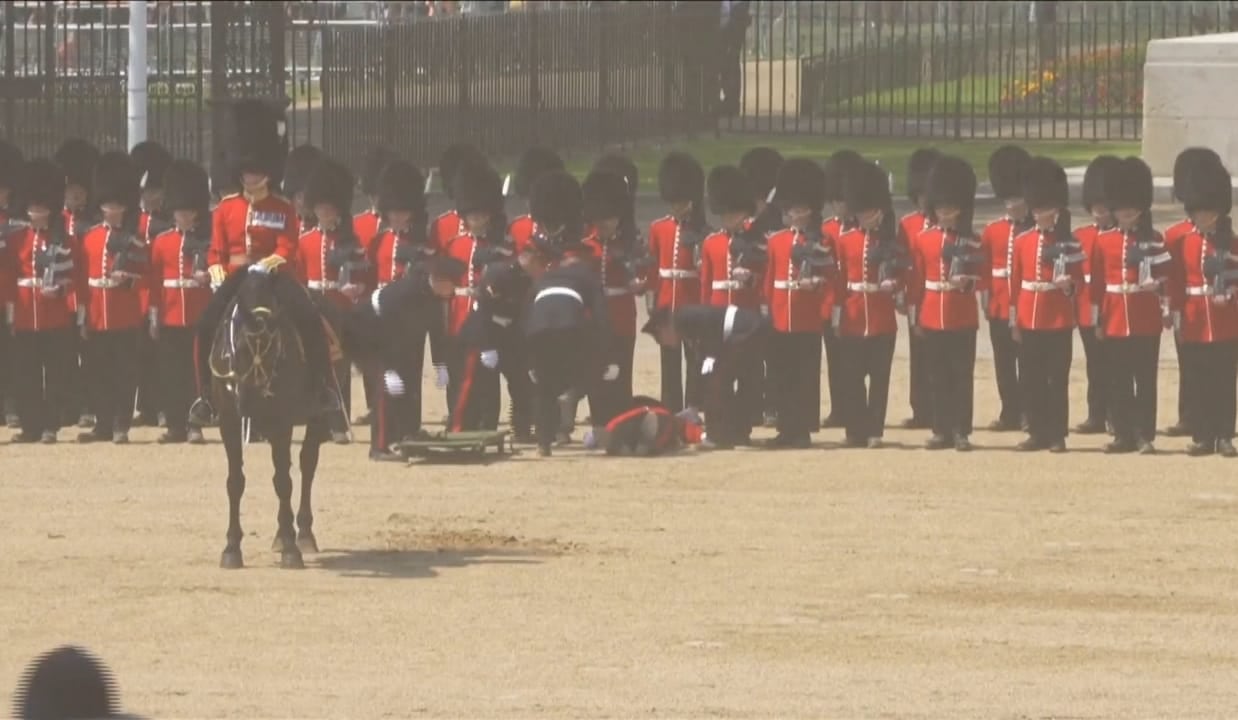 Soldados de la Guardia Real de Gran Bretaña se desmayaron por ola de calor