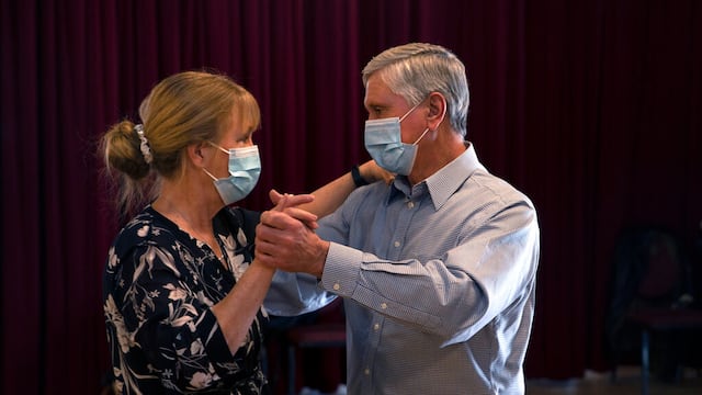 Pareja con cubrebocas en EU