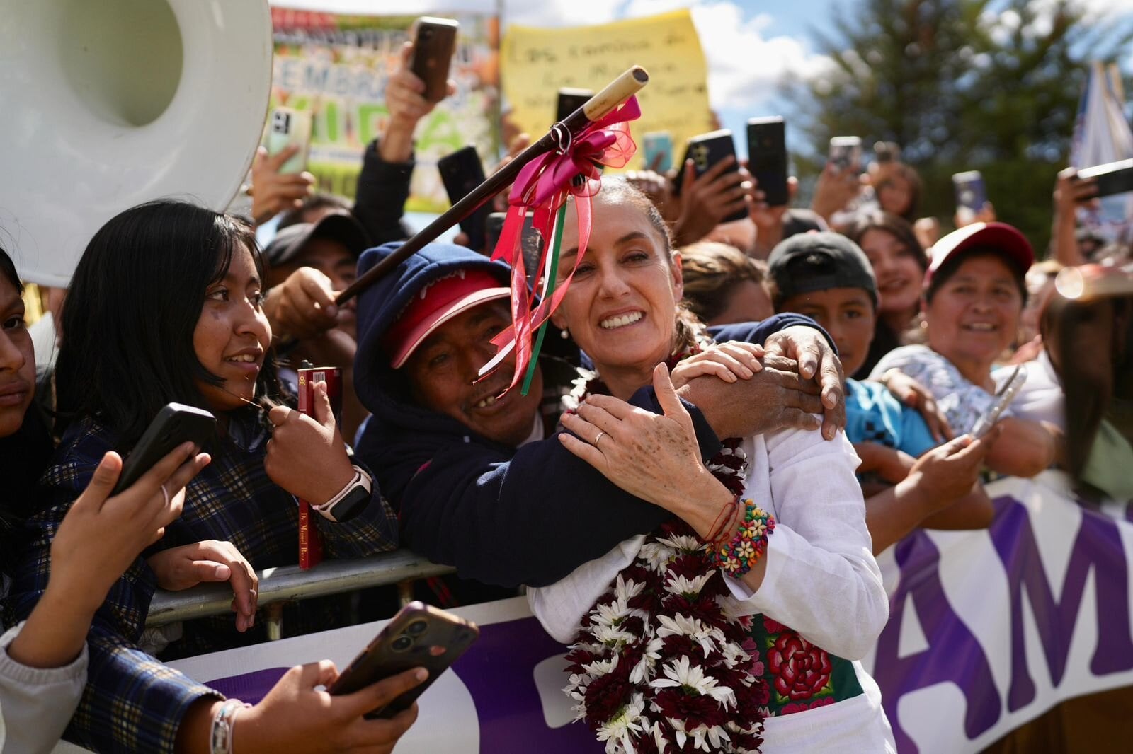 En Oaxaca, presidenta Claudia Sheinbaum es arropada por el cariño de cientos de personas