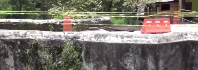 Socavón en puente peatonal de Tlilapan, Veracruz
