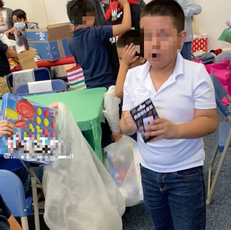 Niño abriendo su regalo de Navidad