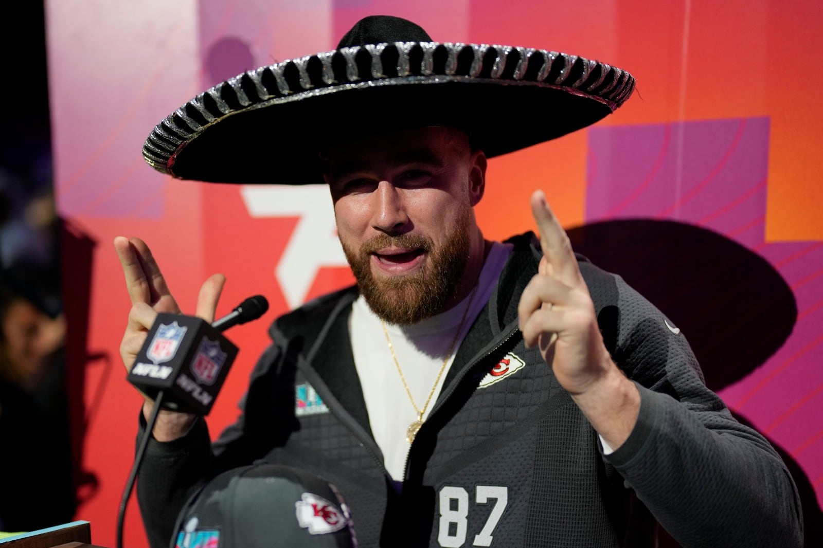 Travis Kelce usando un sombrero charro.