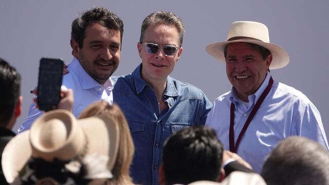 Claudia Sheinbaum, presidenta de México, saluda a sus simpatizantes que se dieron cita en el Zócalo para presenciar su Asamblea Informativa