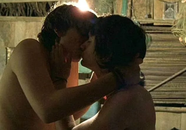 Beso de Gael García y Diego Luna en Y tu mamá también