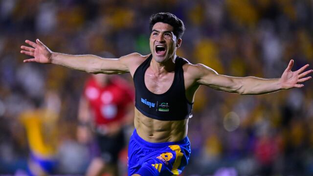 Nicolás Ibáñez en el Clásico Regio entre Tigres y Rayados.