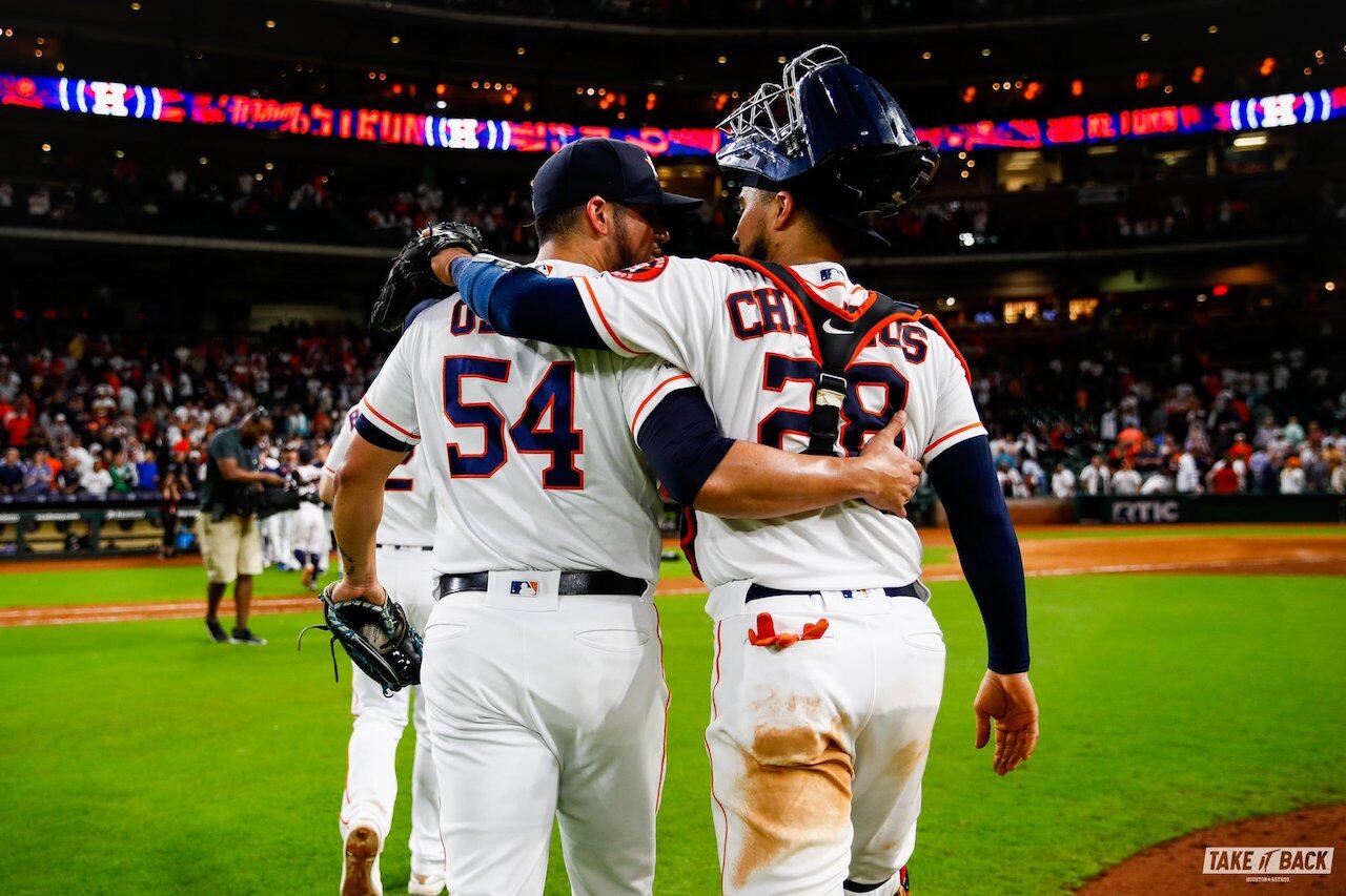 Osuna junto a Robinson Chirinos, la batería de los Astros