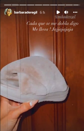 Bárbara de Regil sufre por unas chanclas.