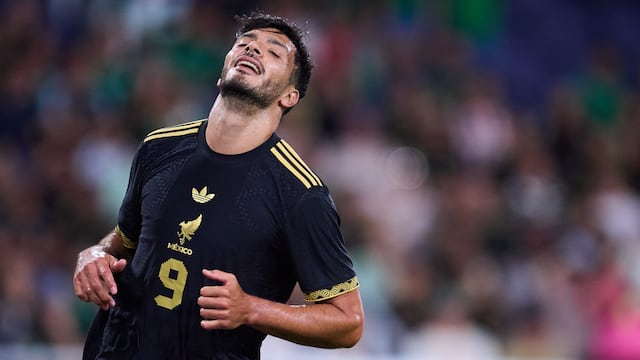 Raúl Jiménez, en un partido con la Selección Mexicana.