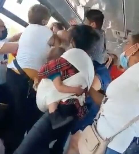 Mujeres pelean en el transporte público