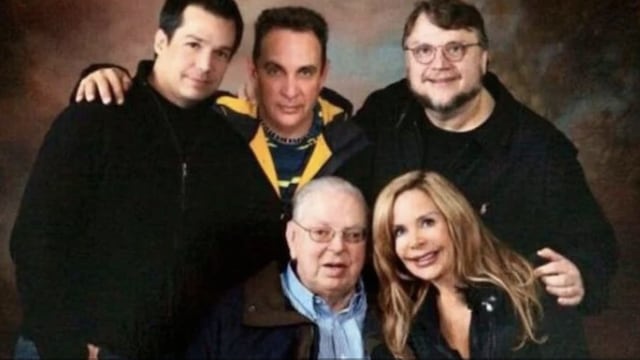 Guillermo del Toro junto a Federico del Toro y el resto de su familia