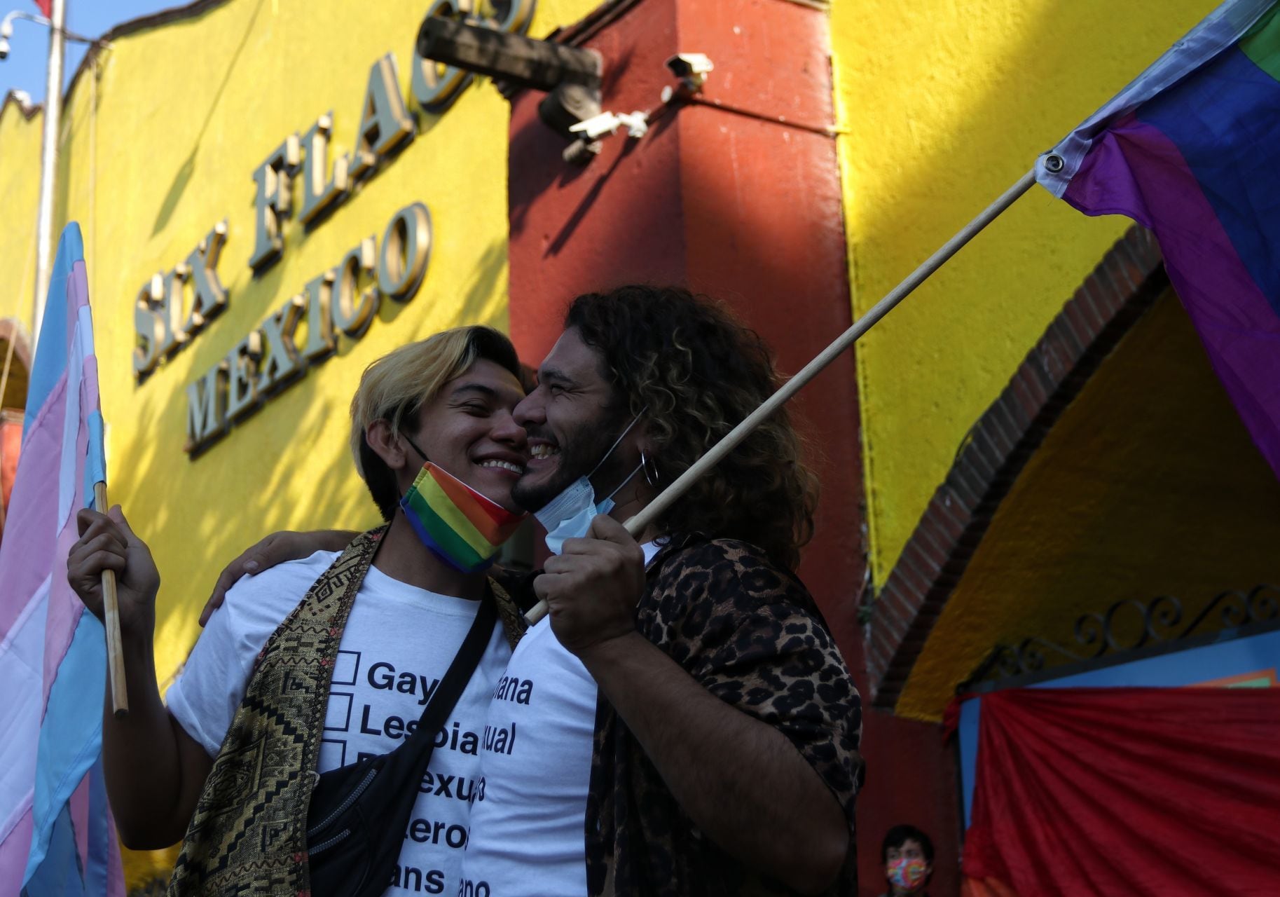 Realizan ‘besotón’ contra la homofobia en Six Flags