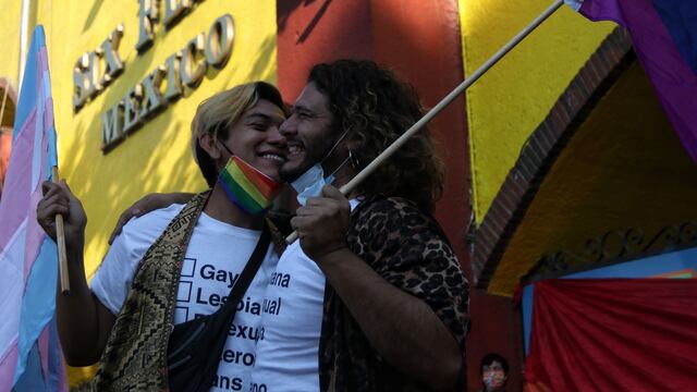 Realizan ‘besotón’ contra la homofobia en Six Flags