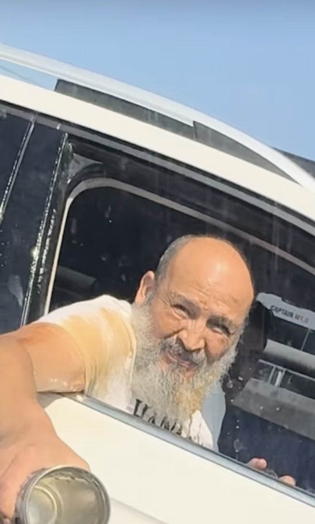 Hombre que lanzó café por la ventana del auto