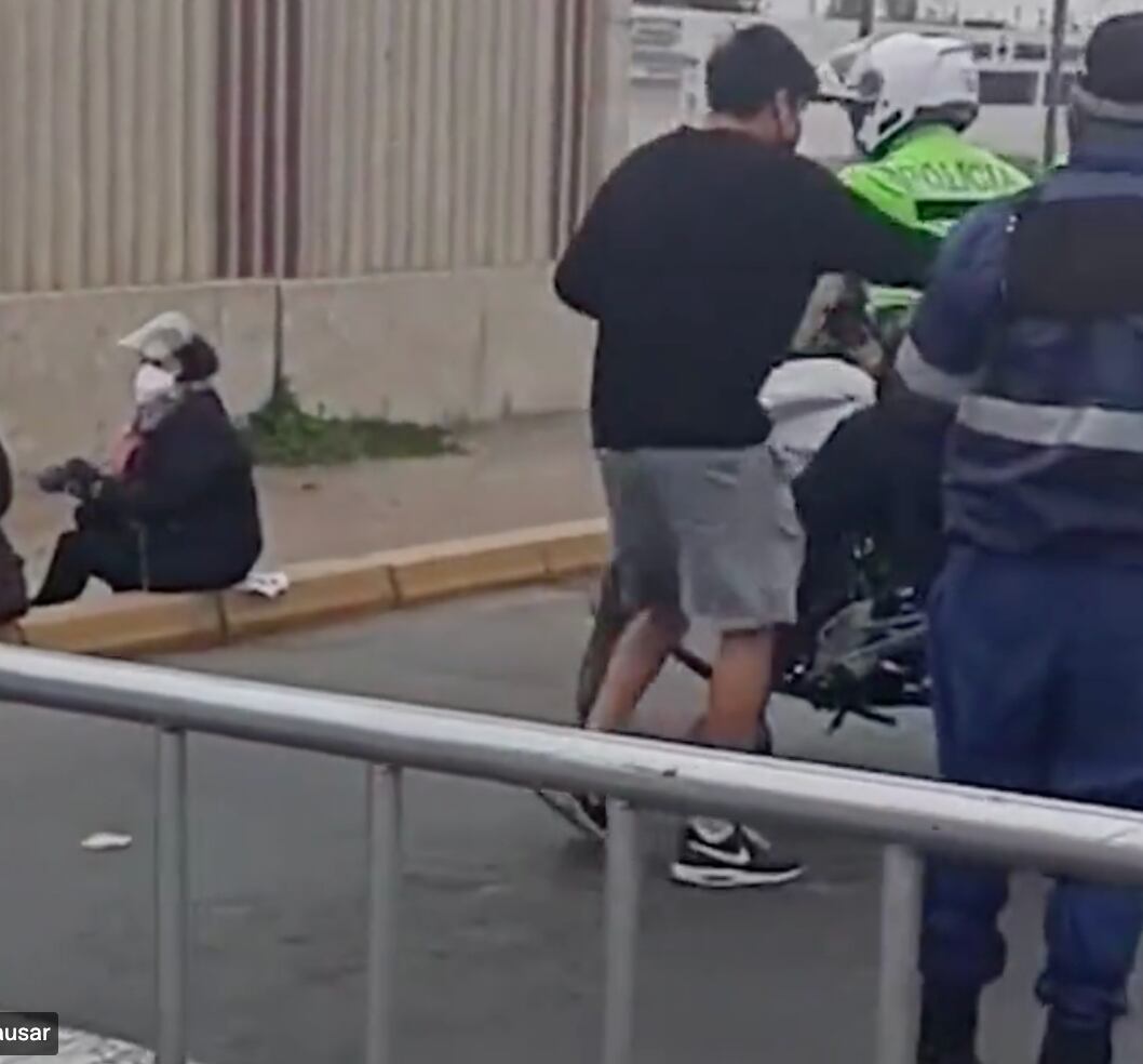 Policía ayuda a joven a llegar a su examen