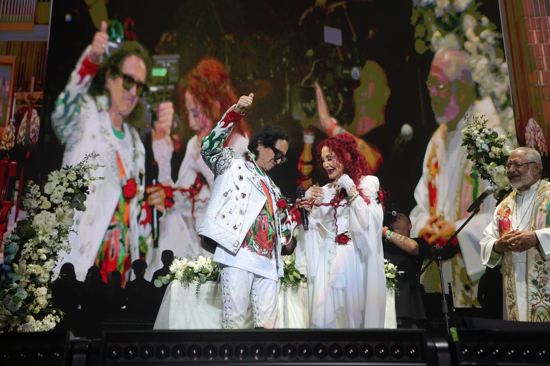 Chela Lora y Alex Lora renuevan su matrimonio en concierto del TRI en el Palacio de los Deportes.