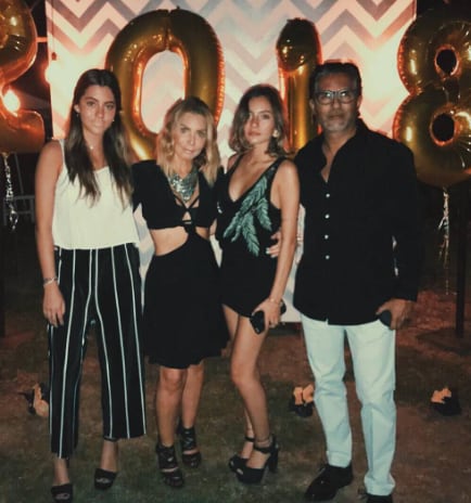 Raúl Araiza junto a su exesposa e hijas