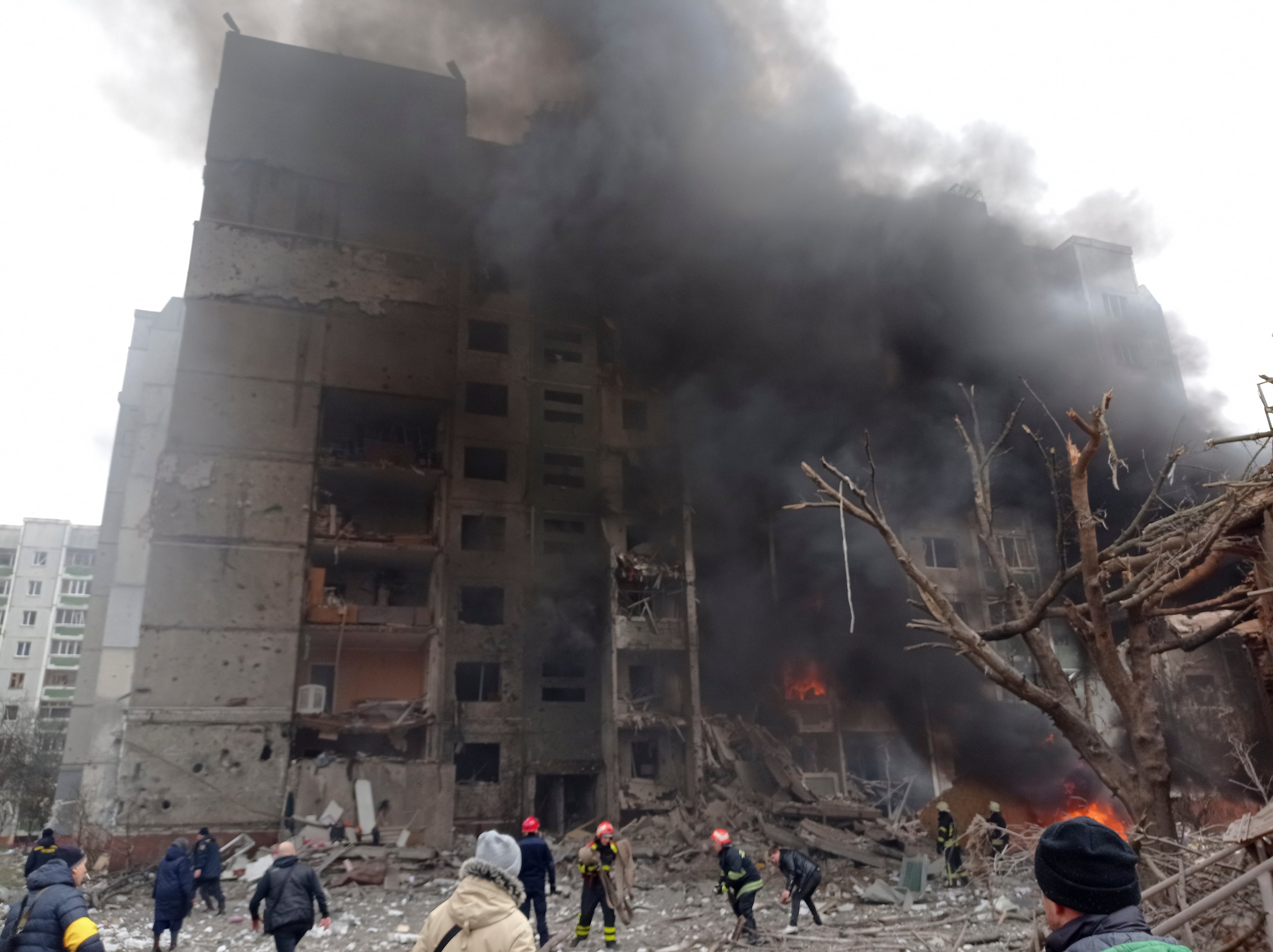Incendio en un inmueble en el centro de la ciudad de Chernigiv, Ucrania