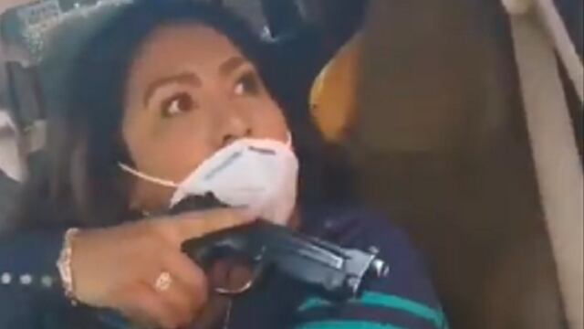 Policía amenaza con pistola.