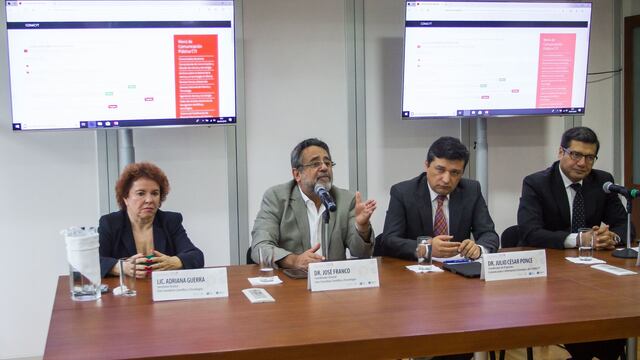 José Franco (al centro), excordinador del Foro Consultivo