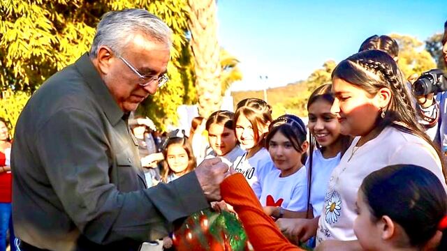 Gobernador Rubén Rocha saluda a niños en Jesús María