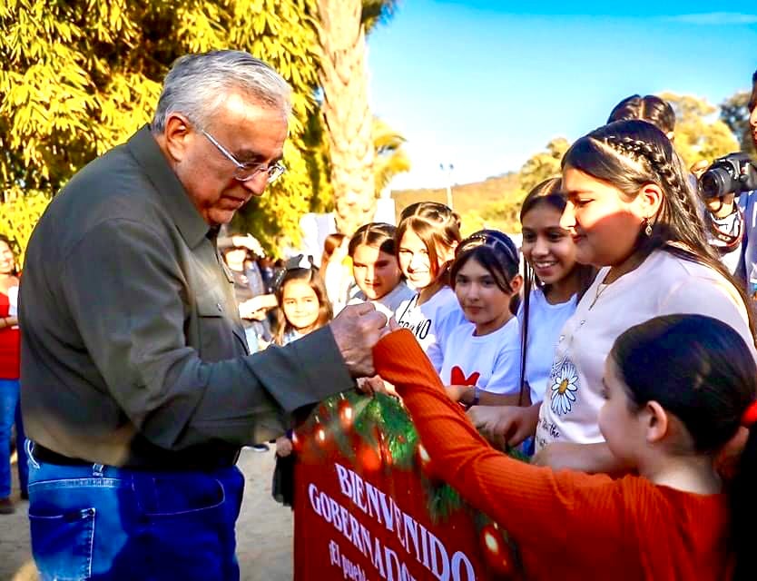 Gobernador Rubén Rocha saluda a niños en Jesús María