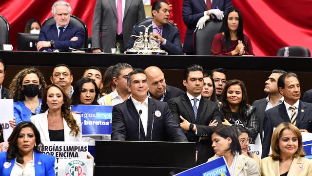 Alejandro Moreno durante su intervención en el debate de la reforma eléctrica