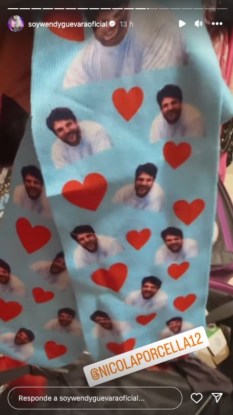 Le regalan a Wendy Guevara unas calcetas con la cara de Nicola Porcella