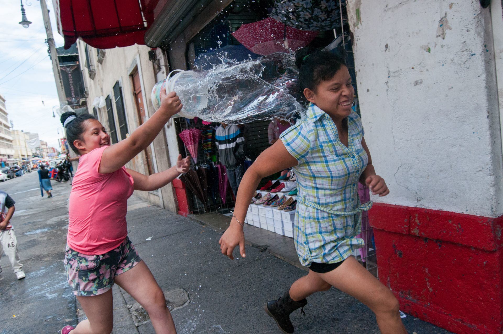Desperdicio de agua durante el Sábado de Gloria