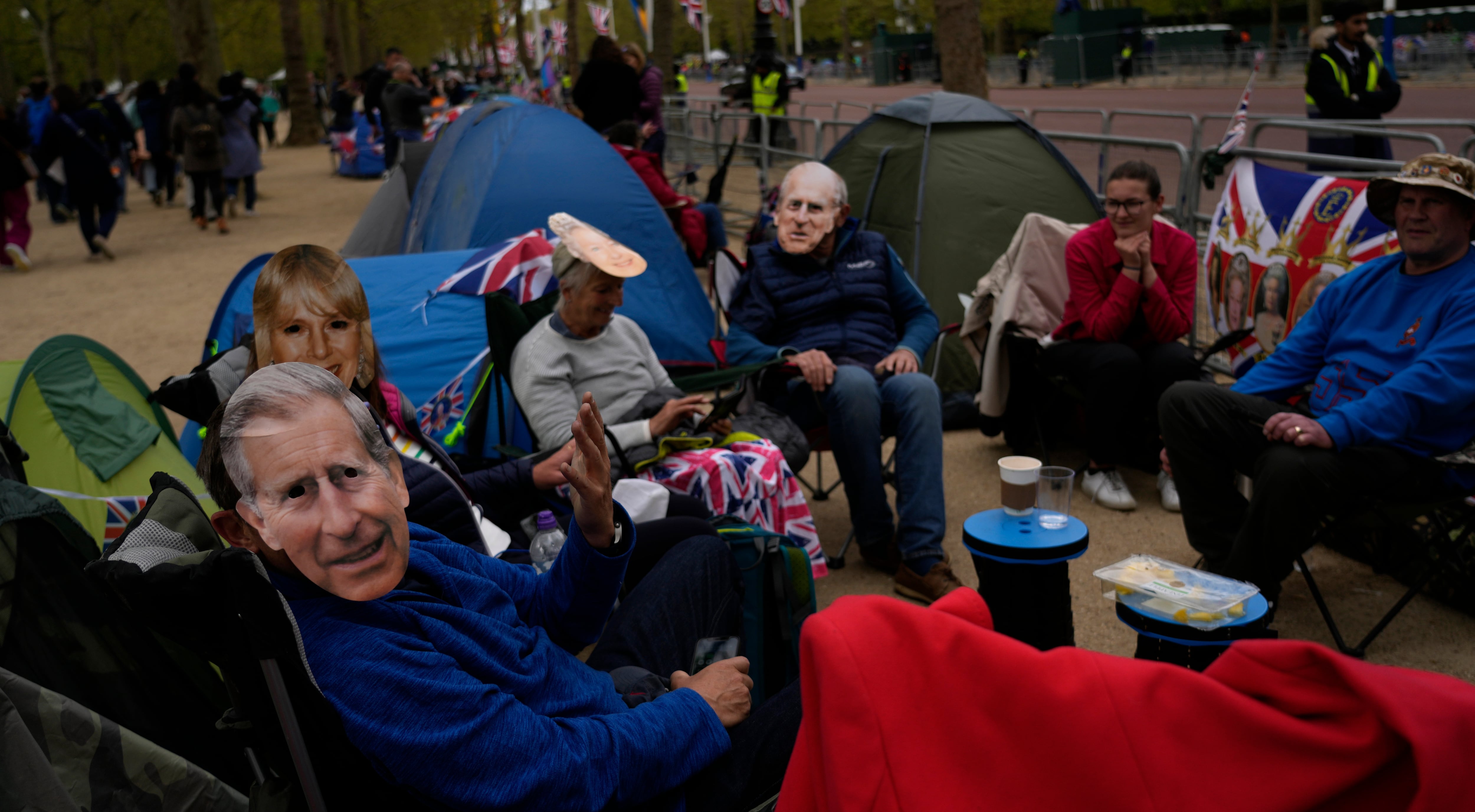 Coronación de Carlos III desata la euforia y acampan cual si fuera concierto