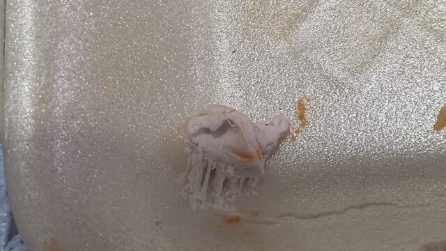 Plato con chicle masticado