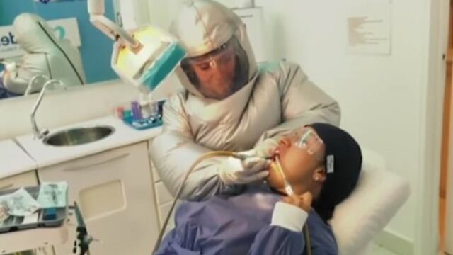Dentista con traje