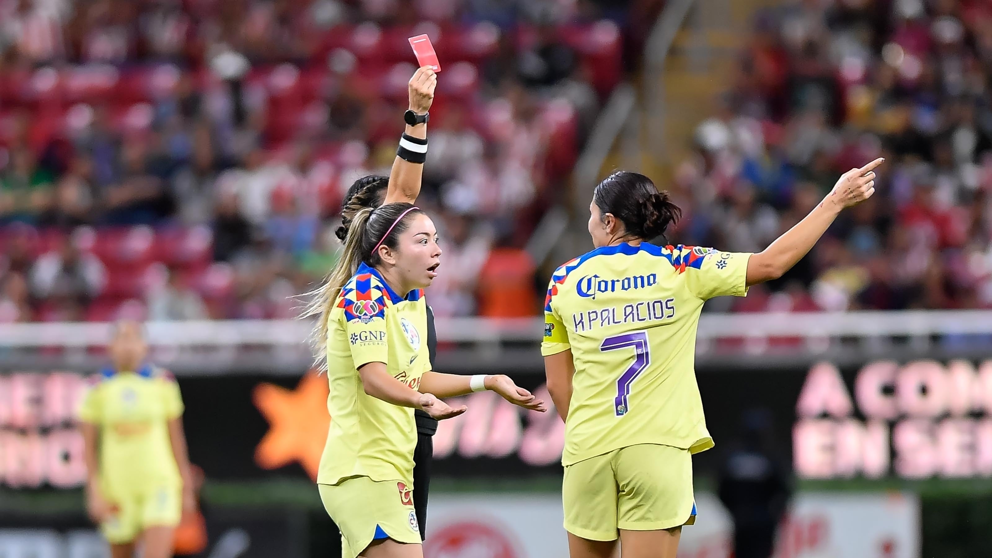 Kiana Palacios se fue expulsado en el Clásico ante Chivas.