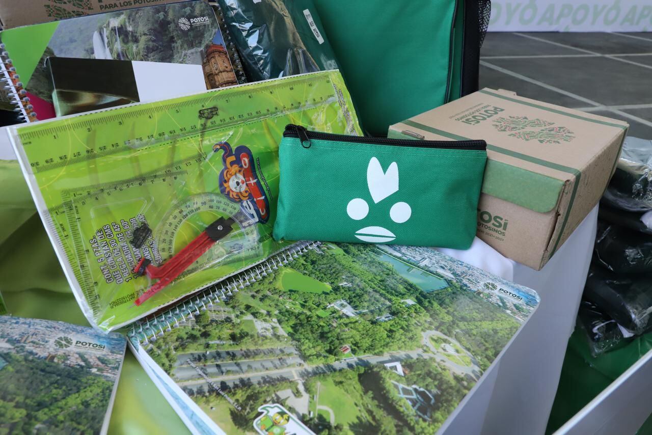 Entrega de útiles escolares en San Luis Potosí