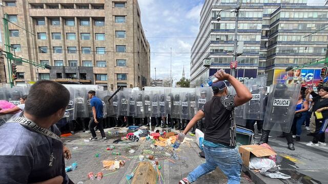 Policías se enfrentan con comerciantes que realizaban bloqueo