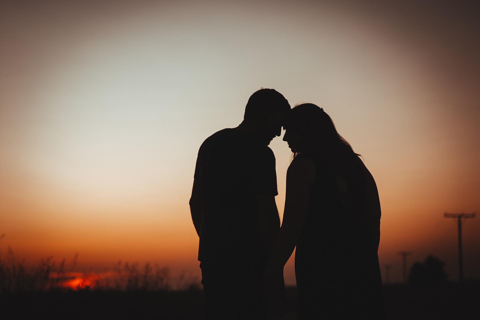 Pareja en puesta de sol