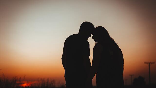 Pareja en puesta de sol