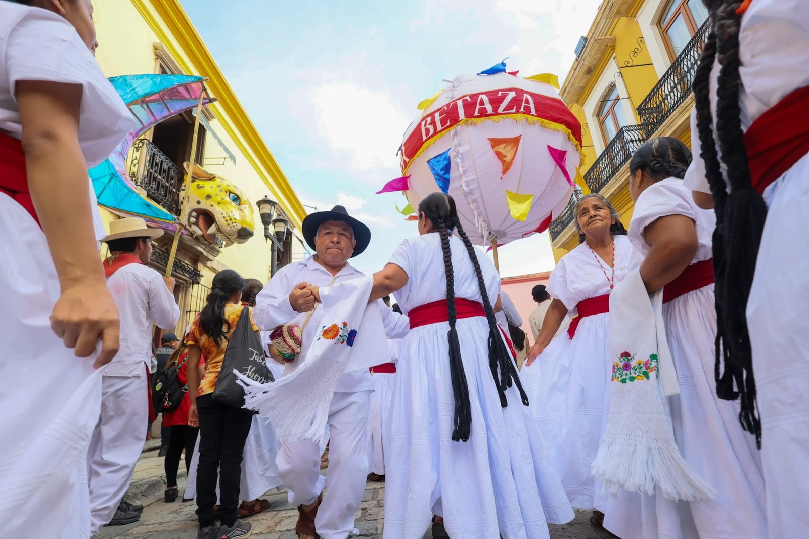 La Guelaguetza de Personas Mayores Toz Nakchho 2026 reunió a 12 delegaciones y mil 500 asistentes en Oaxaca.