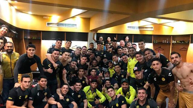 Dorados festejó así en su vestidor.