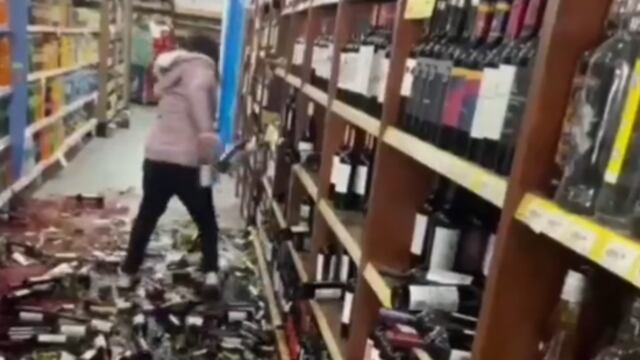 Mujer destroza botellas de vino luego de ser despedida
