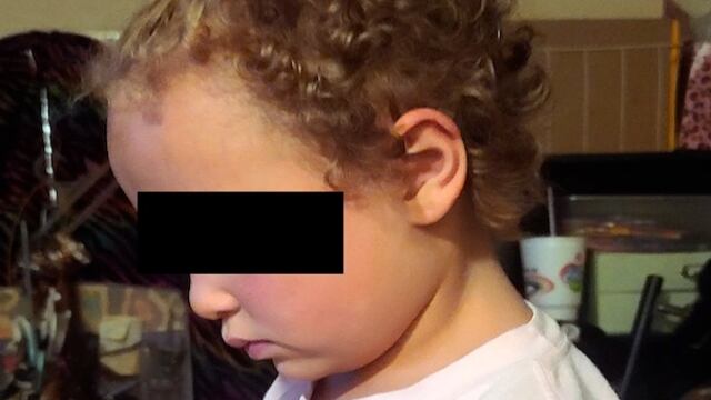 Maestra le corta cabello a niña