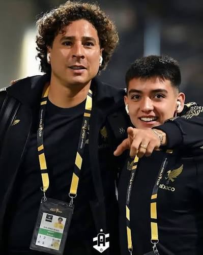 Gilberto Mora felicita a Guillermo Ochoa por su cumpleaños