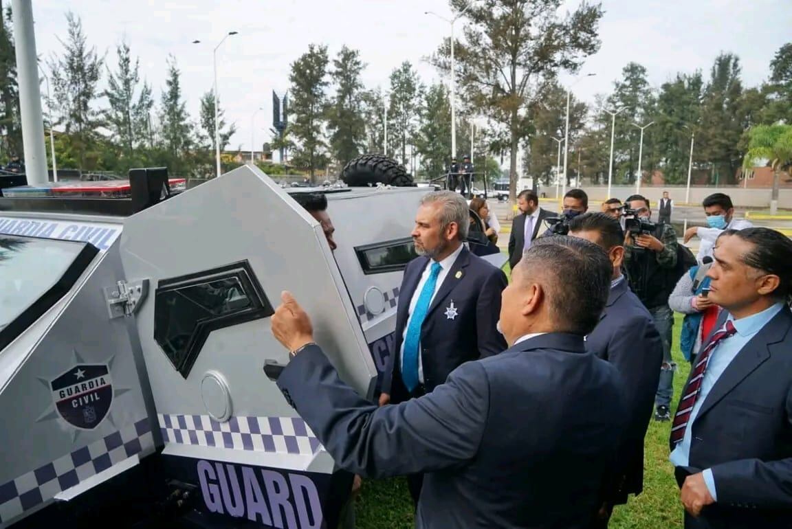 Alfredo Ramírez Bedolla viendo los Yagu de la Guardia Civil de Michoacán