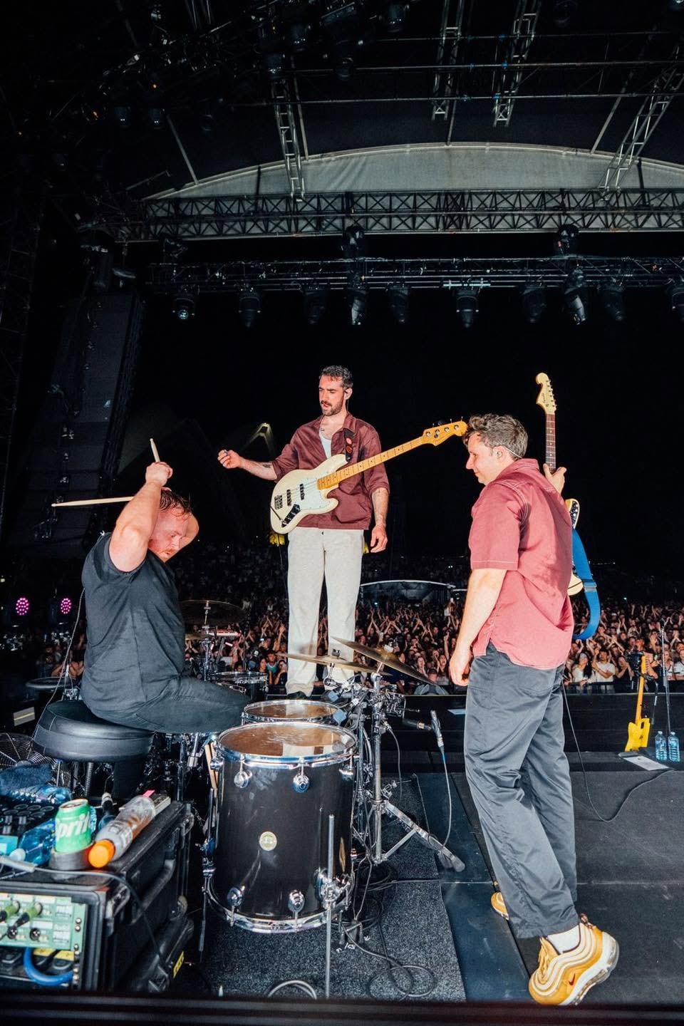 Two Door Cinema Club en concierto