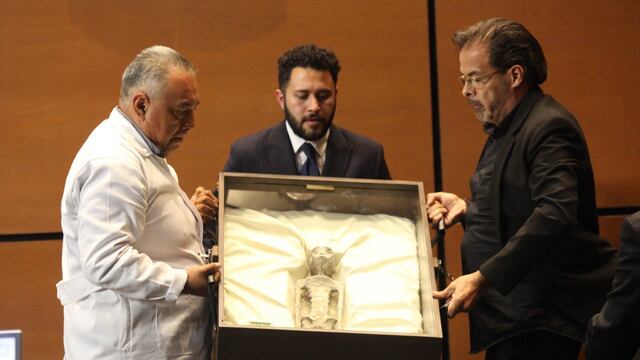 Jaime Maussan, presentó el un cuerpo de un ser no humano en la Cámara de Diputados