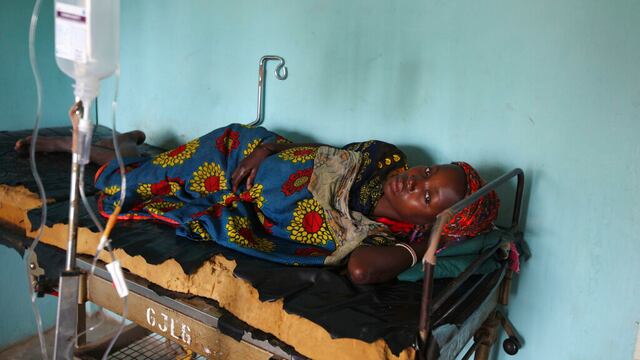 Mujer en tratamiento de cólera (2010).