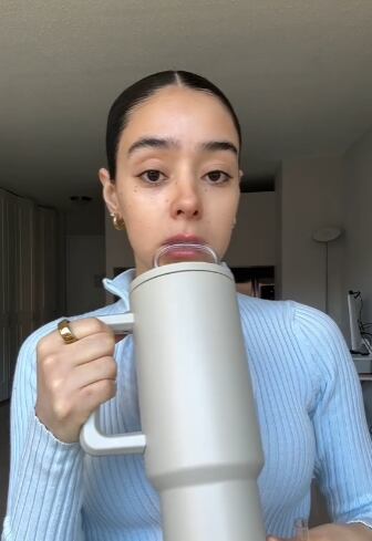 Preocupa a TikTok diciendo que los popotes provocan arrugas