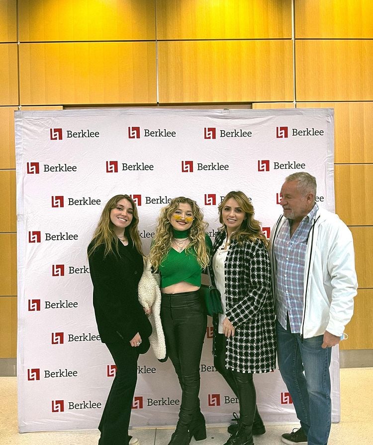Angélica Rivera y el güero Castro con su familia.