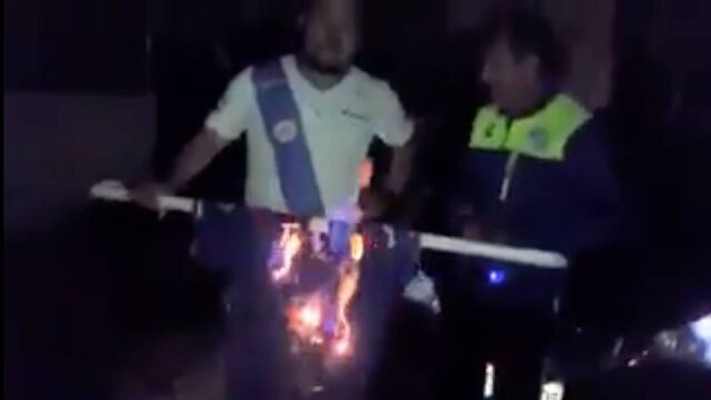 El fanático tuvo que incendiar su playera a causa de una apuesta.